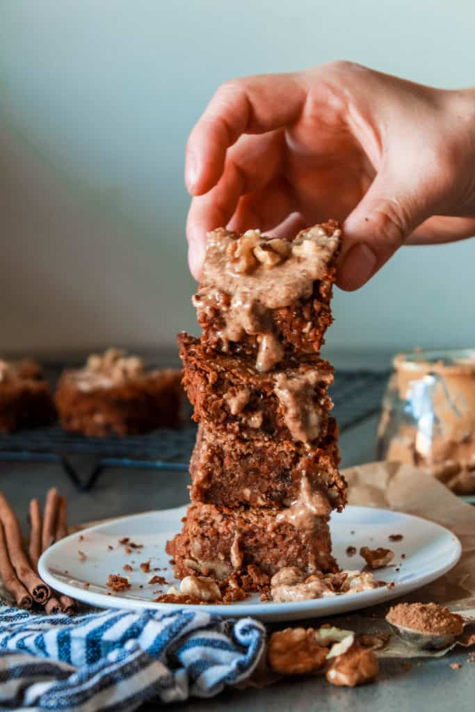 Homemade, healthy, vegan Energy Bar recipe from dates that is delicious and easy to make. It’s perfect as a snack, breakfast on-the-go, or as pre-work out! #energybar #vegansnack #veganrecipe