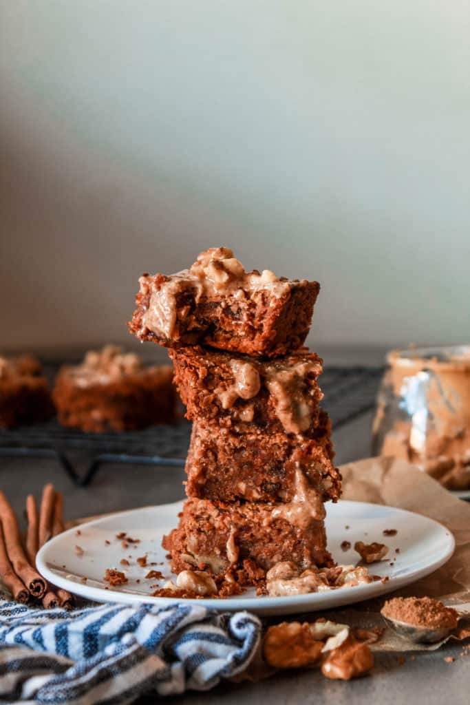 Homemade, healthy, vegan Energy Bar recipe from dates that is delicious and easy to make. It’s perfect as a snack, breakfast on-the-go, or as pre-work out! #energybar #vegansnack #veganrecipe