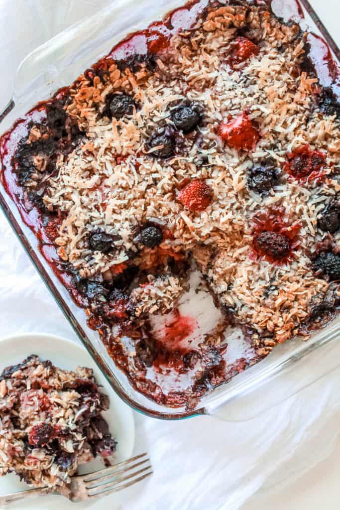 Healthy Coconut Berry Baked Oatmeal that is perfect as a make-ahead morning breakfast recipe! It’s easy to make and will guarantee you never go hungry. #bakedoatmeal #oats #breakfast