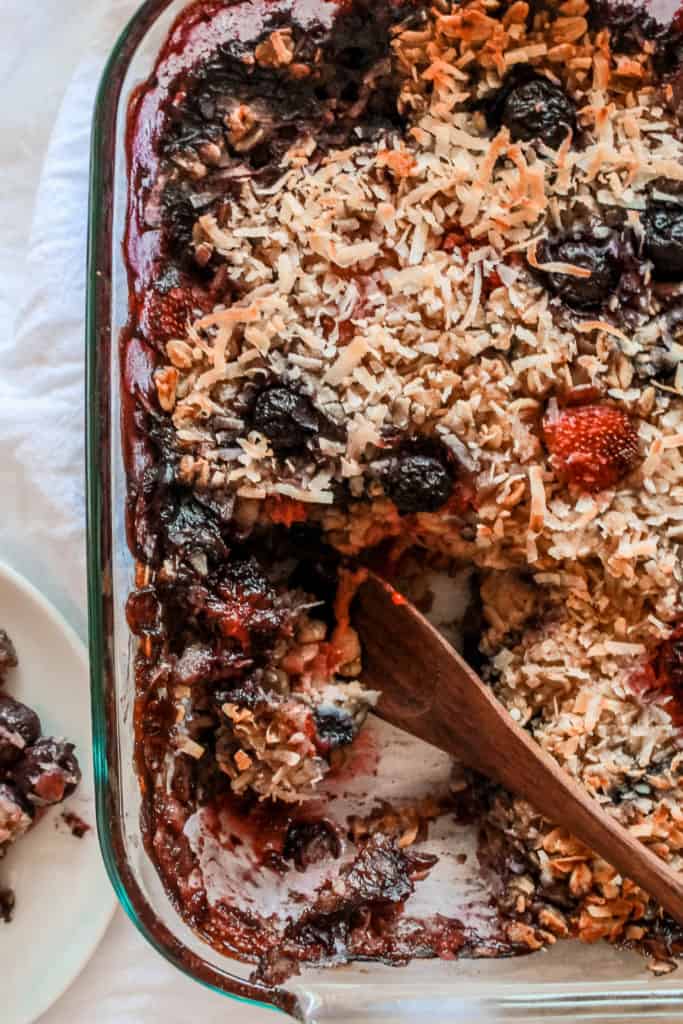 Healthy Coconut Berry Baked Oatmeal that is perfect as a make-ahead morning breakfast recipe! It’s easy to make and will guarantee you never go hungry. #bakedoatmeal #oats #breakfast