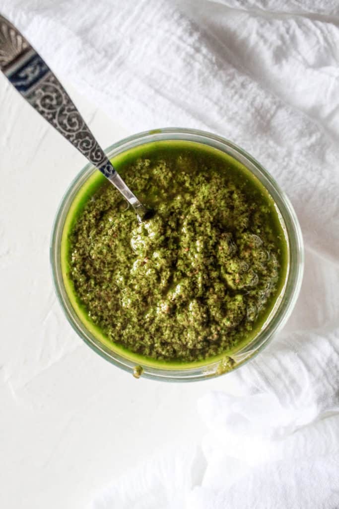 Creamy and crunchy Pistachio Pesto recipe that’s ready in 10 minutes! It’s great to use in pastas, salads, or as an appetizer! #pesto #pistachio #sauce