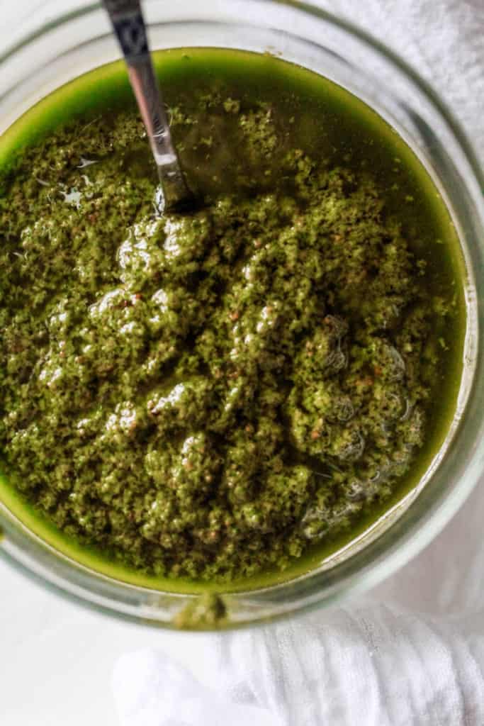 Creamy and crunchy Pistachio Pesto recipe that’s ready in 10 minutes! It’s great to use in pastas, salads, or as an appetizer! #pesto #pistachio #sauce