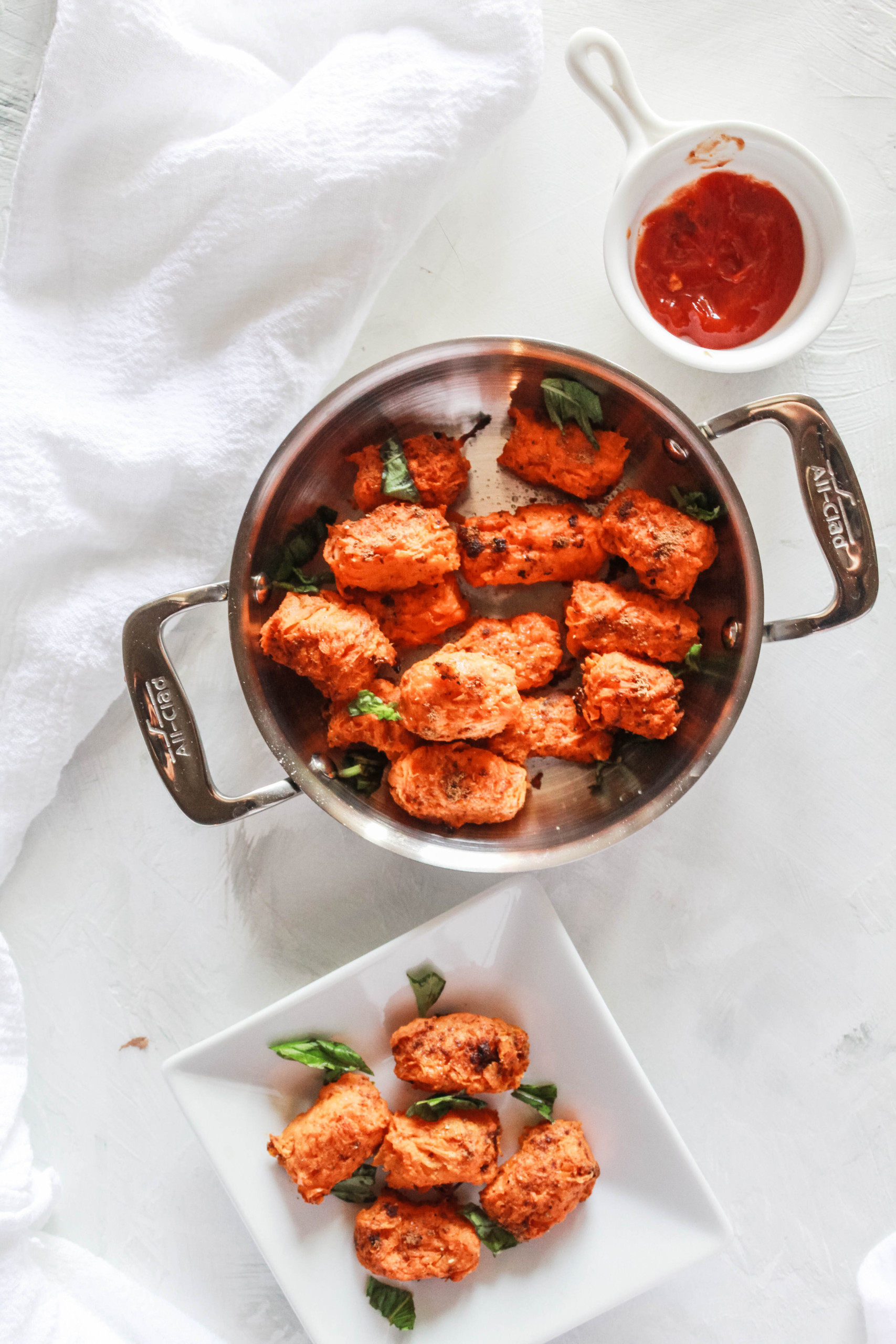 Baked, gluten-free sweet potato tater tots will be your new favorite breakfast meal! They’re flavorful and healthy! #sweetpotato #tatertots #glutenfree