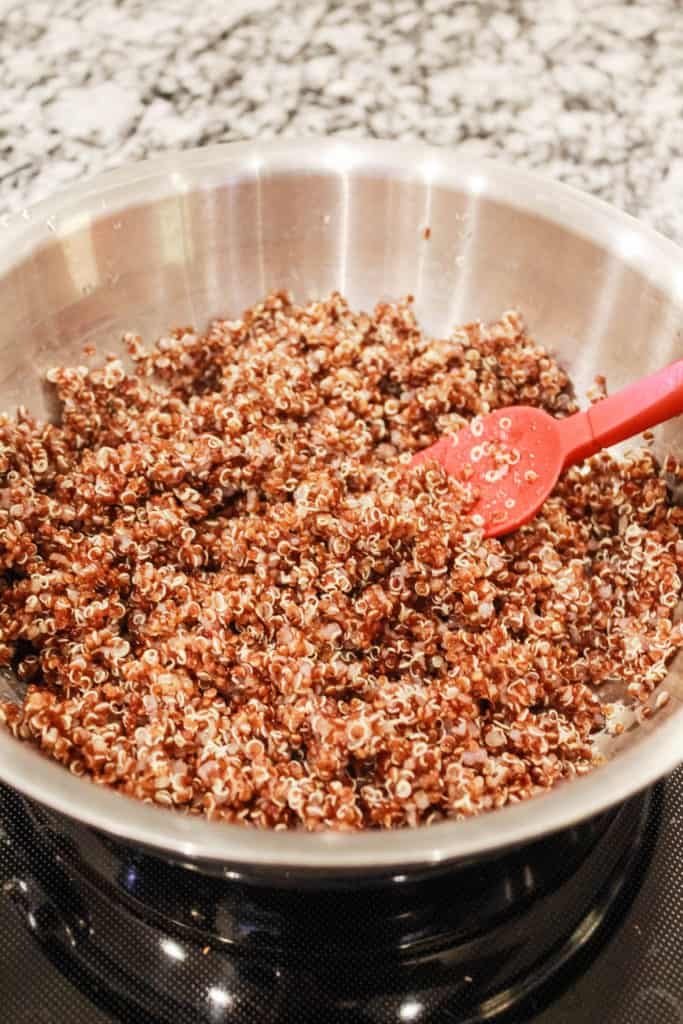 Learn how to cook perfect quinoa on the stove that tastes good with this easy, 5-step method, under 15 minutes! #quinoa #howtocook #onthestove