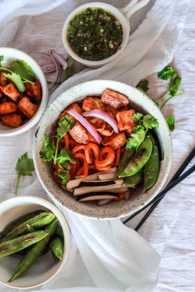 This delicious, Asian-inspired vegan dinner bowl is packed with protein and nutrients to fuel your day! #veganrecipe #vegandinner #veganbowl