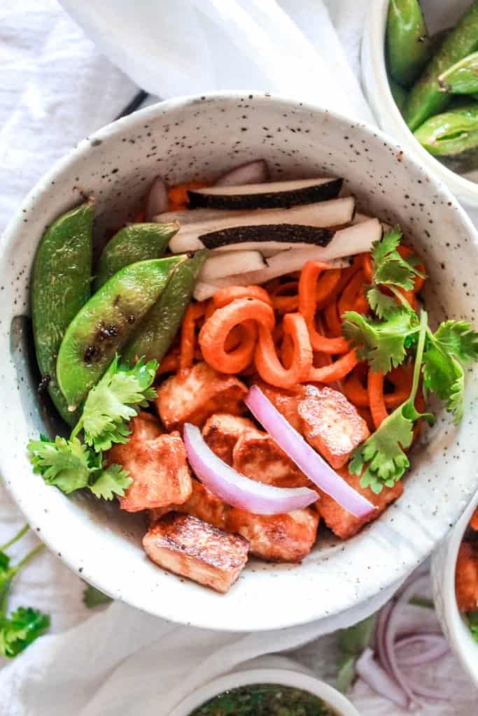 This delicious, Asian-inspired vegan dinner bowl is packed with protein and nutrients to fuel your day! #veganrecipe #vegandinner #veganbowl