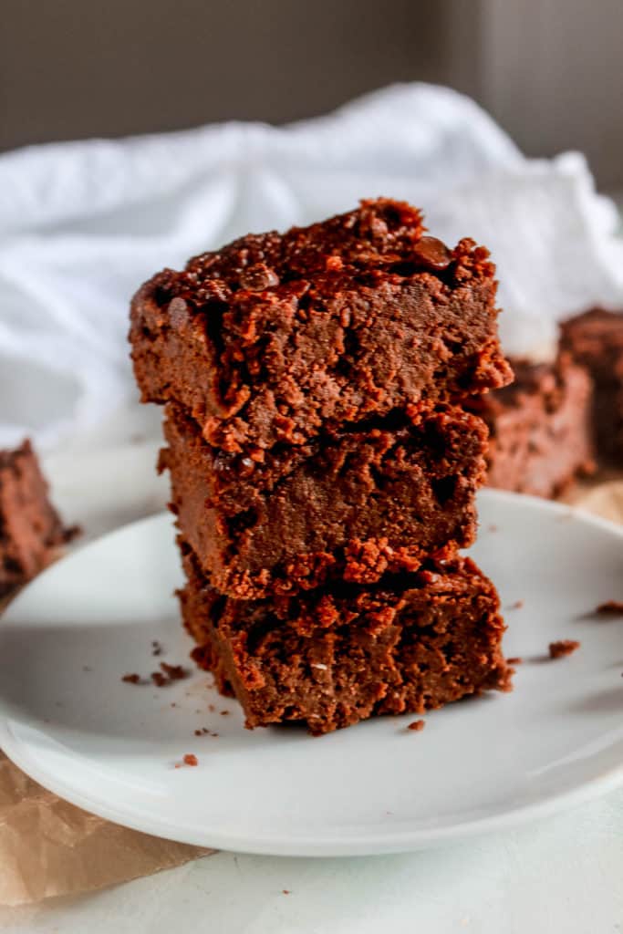 These vegan pumpkin brownies are made with chickpeas and have zero flour! It’s an easy, low calorie, and healthy dessert idea for any day! #brownie #chickpea #healthyrecipe #vegan