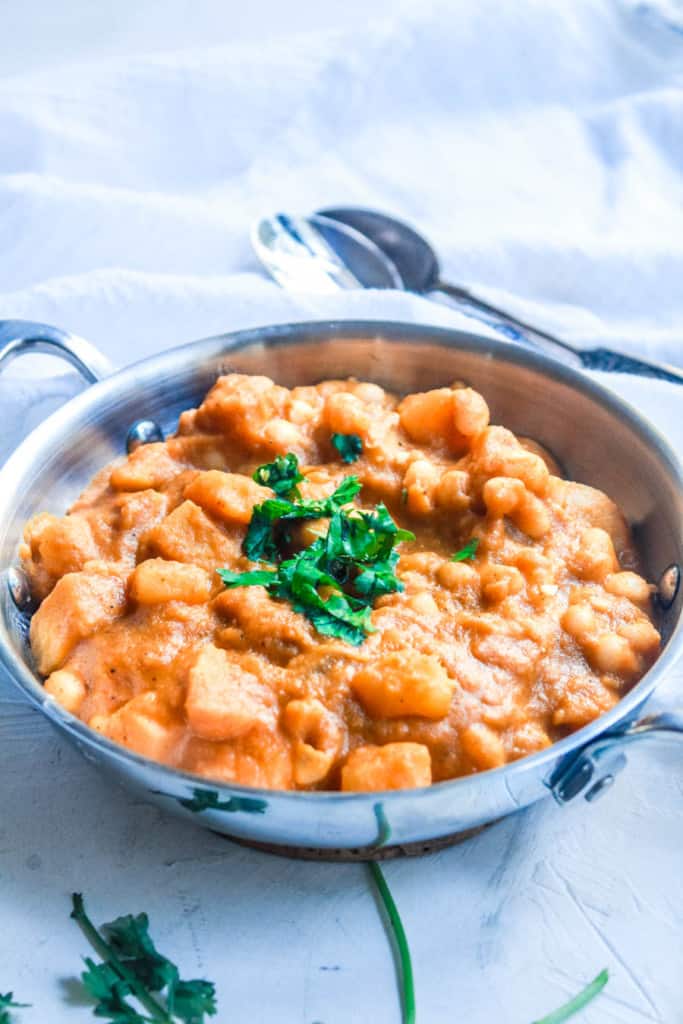 Make this delicious, easy, vegan, curry recipe for dinner in just 30 minutes! It’s gluten-free and if you’re oil-free, there’s an option to make it with no oil without sacrificing taste! Serve with a delicious bowl of brown rice, quinoa, or naan bread. #curry #veganrecipe #vegancurry