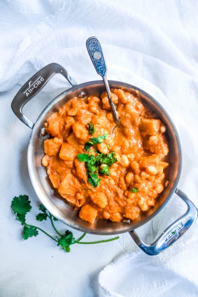 Make this delicious, easy, vegan, curry recipe for dinner in just 30 minutes! It’s gluten-free and if you’re oil-free, there’s an option to make it with no oil without sacrificing taste! Serve with a delicious bowl of brown rice, quinoa, or naan bread. #curry #veganrecipe #vegancurry