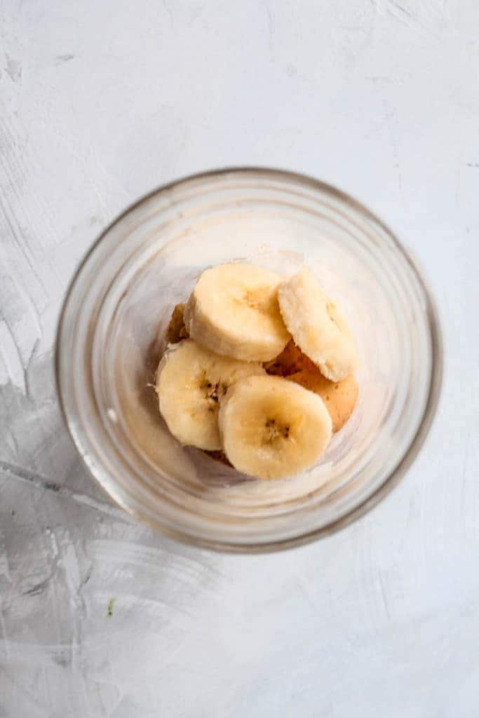 Easy, no-bake, vegan Mason Jar Banana Pudding makes perfect individual dessert! It’s made with instant pudding for quick and easy prep. #bananapudding #vegandessert #easydessert