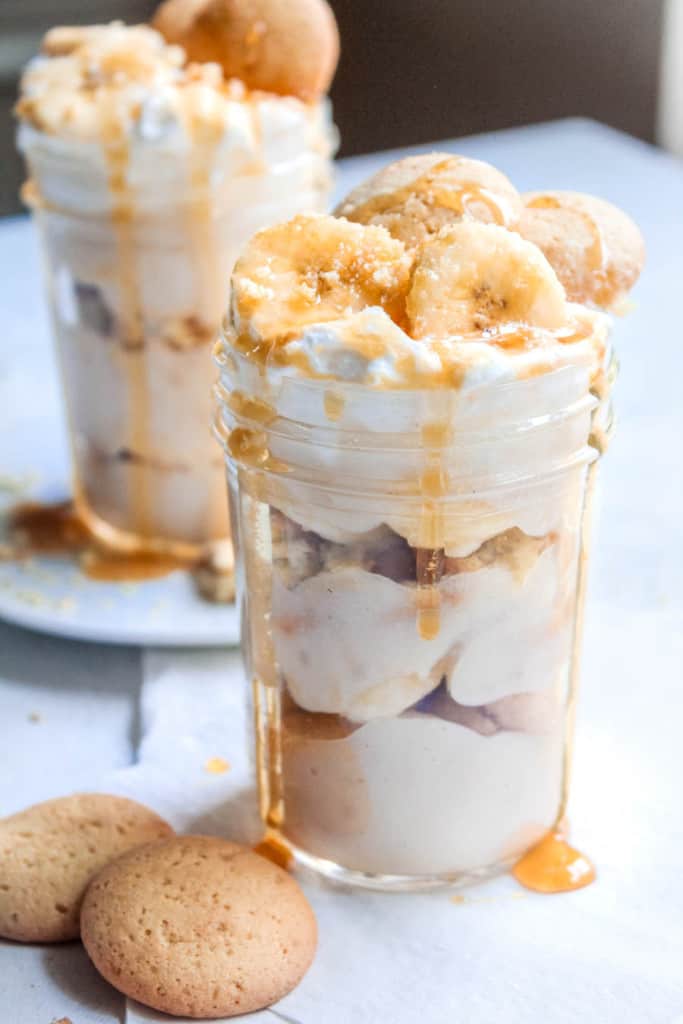 Easy, no-bake, vegan Mason Jar Banana Pudding makes perfect individual dessert! It’s made with instant pudding for quick and easy prep. #bananapudding #vegandessert #easydessert