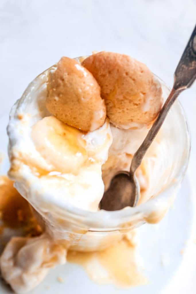 Easy, no-bake, vegan Mason Jar Banana Pudding makes perfect individual dessert! It’s made with instant pudding for quick and easy prep. #bananapudding #vegandessert #easydessert