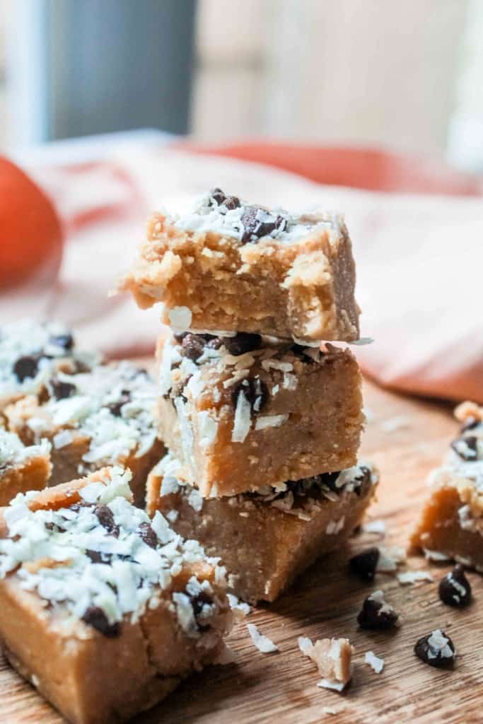Looking for a healthy snack recipe with bananas? These blondie bars are easy to make and make a perfect afternoon snack! #bananadessert #vegandessert #cleansnacks