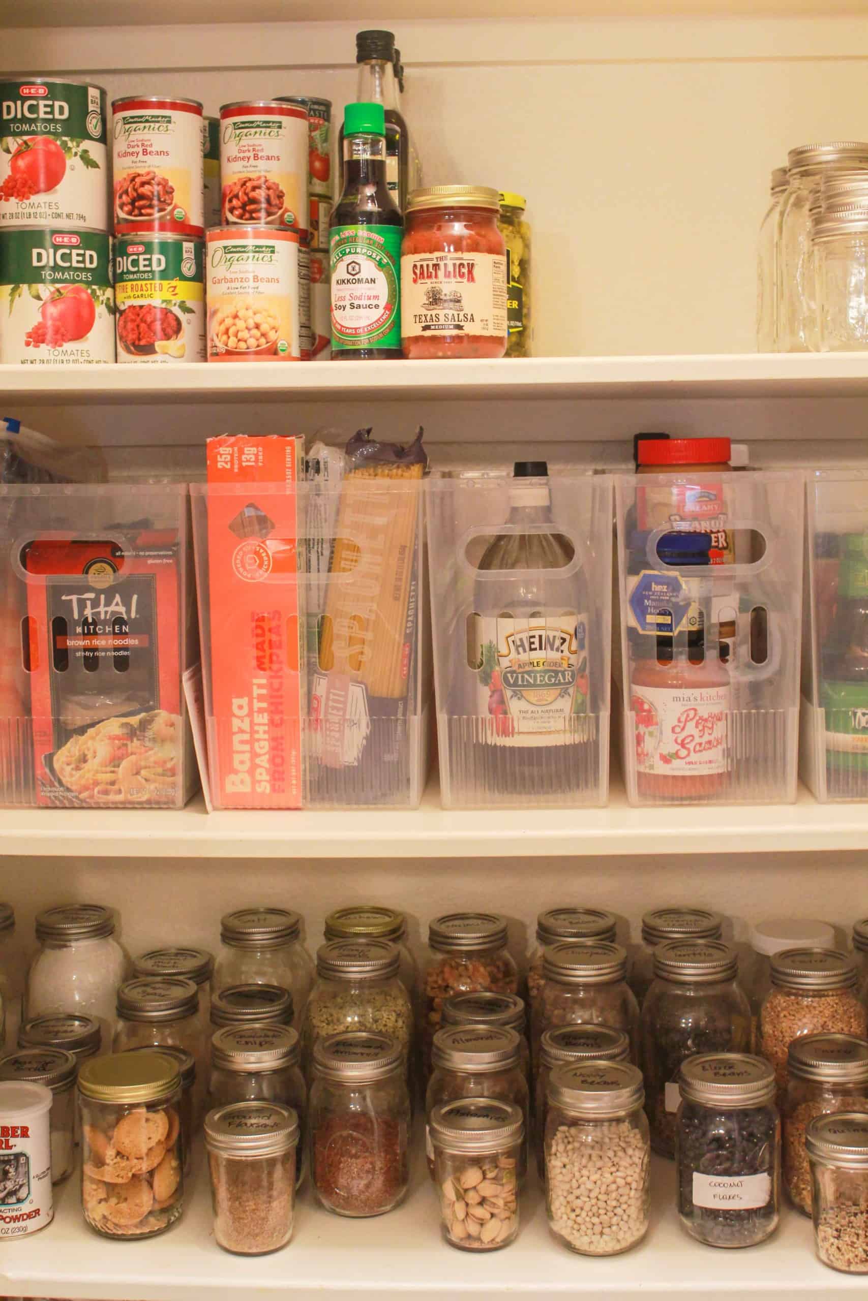 Simple steps to organize your pantry shelves whether you’re working with small space or a walk-in pantry. #pantryorganization #pantryorganizationideas #pantry #organized