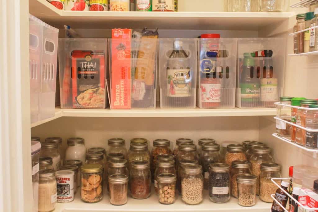 Simple steps to organize your pantry shelves whether you’re working with small space or a walk-in pantry. #pantryorganization #pantryorganizationideas #pantry #organized