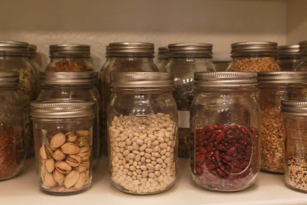 Simple steps to organize your pantry shelves whether you’re working with small space or a walk-in pantry. #pantryorganization #pantryorganizationideas #pantry #organized