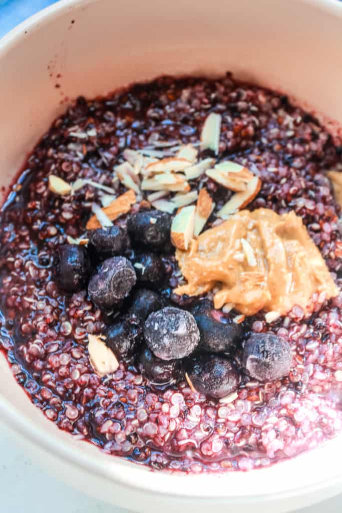 Healthy, berry, breakfast quinoa bowl that’s high in protein! It’s tasty and super easy to make! #quinoa #veganbreakfast